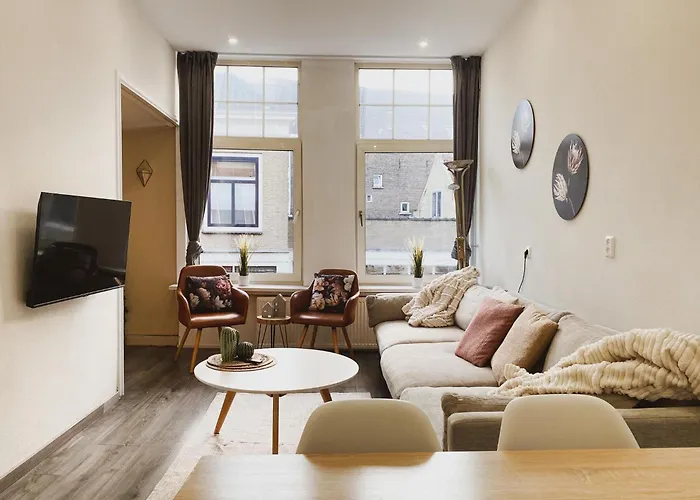 8p 4b Charming Retreat In Center Dordrecht